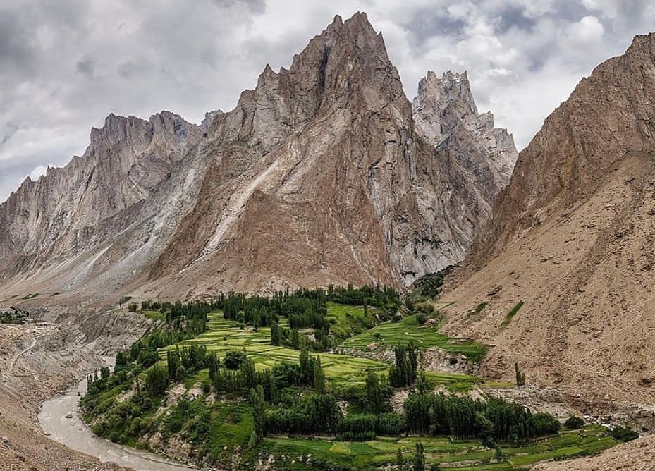 It might be possible you didn’t hear about the Hushe Valley before, but there is a valley in Skardu where you lose your heart in the mountains and beautiful treks. It is an incredible place to visit in the heart of the Karakoram mountain range. Hushe Valley is also known as Vallée de Hushe