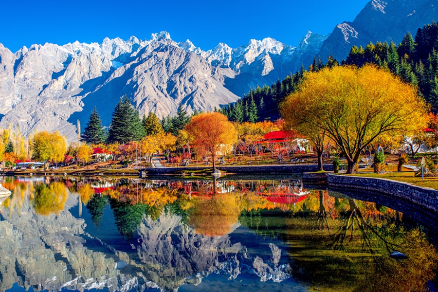 Lower Kachura Lake in autumn