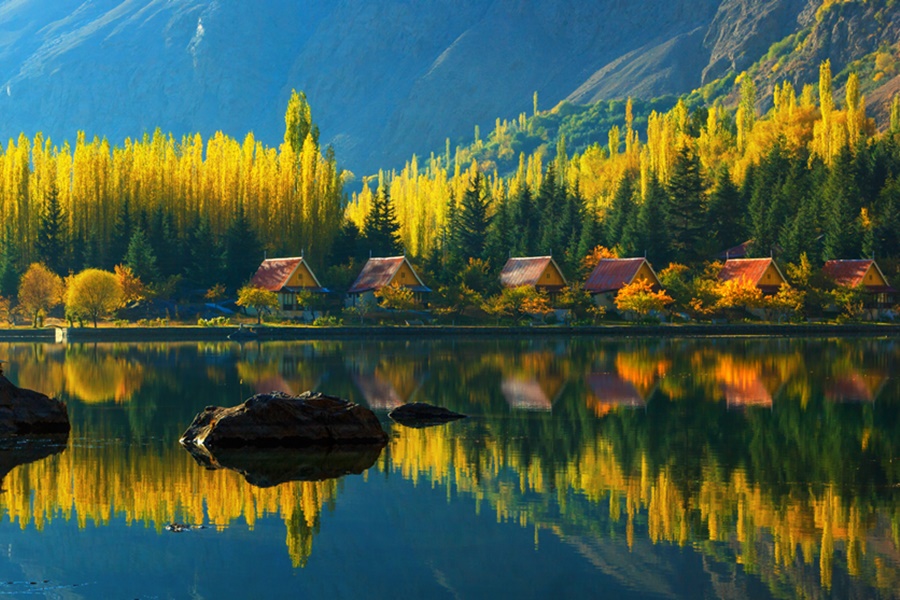 Lower Kachura Lake in autumn